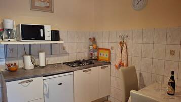 Coffee/tea maker, fridge, microwave, oven