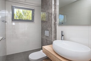 Sèche-cheveux, serviettes fournies