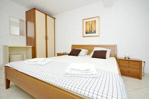 1 bedroom, internet, bed sheets