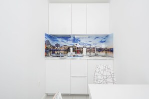 Kjøleskap, mikrobølgeovn, kokeplater og kjøkkenutstyr