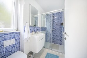 Hårføner og håndklær