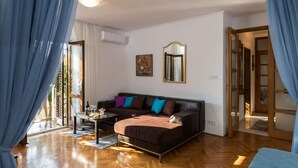 Un salon moderne avec un canapé, une table basse et un coin repas.
