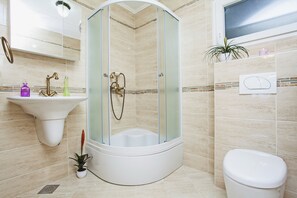 Shower, hair dryer, towels
