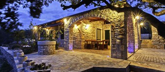 Stone House San Pelegrin-to-roms feriehus med terrasse og sjøutsikt