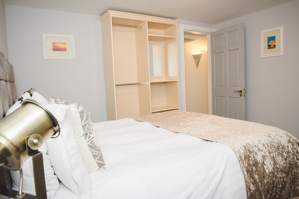 5 dormitoris, planxa i posts de planxar, un bressol de viatge i wifi