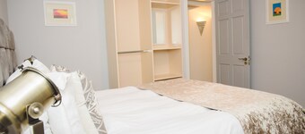Private Pub on Ireland's Wild Atlantic Way and close to Killarney (sleeps 10)