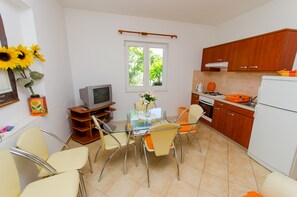 Fridge, oven, stovetop, cookware/dishes/utensils