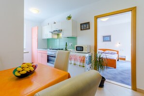 Frigorífico, microondas, horno y placa de cocina