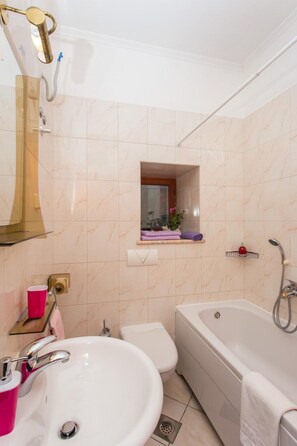 Bathtub, free toiletries, hair dryer, towels