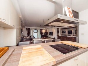 Frigorifero, microonde, forno, piano cottura