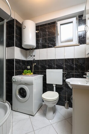 Badewanne, Haartrockner, Handtücher
