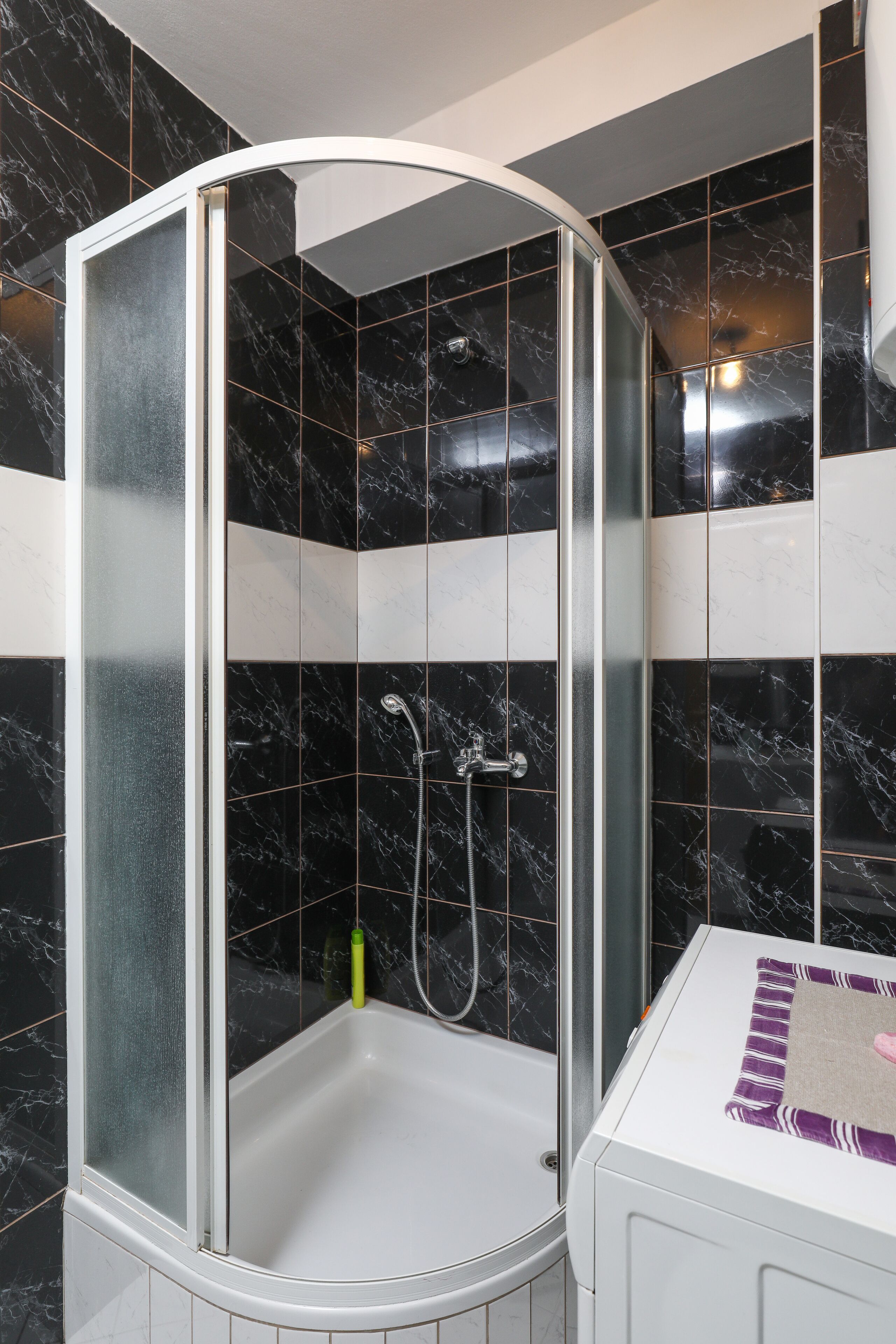 Bañera, secador de pelo y toallas