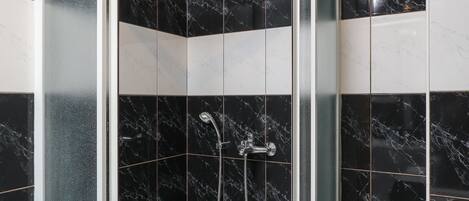 Baignoire, séchoir à cheveux, serviettes fournies