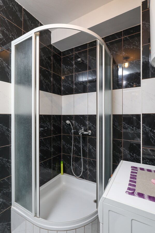 Badewanne, Haartrockner, Handtücher