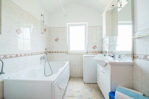 Apartament, 1 dormitori, balcó, vistes al mar | Bany | Assecador de cabells i tovalloles 