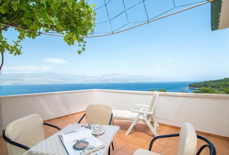 Apartamento, 1 habitación, terraza, vistas al mar | Terraza o patio. Apartments Ana & Bogdan