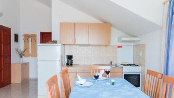Apartment, 1 Bedroom, Terrace, Sea View | In-room dining