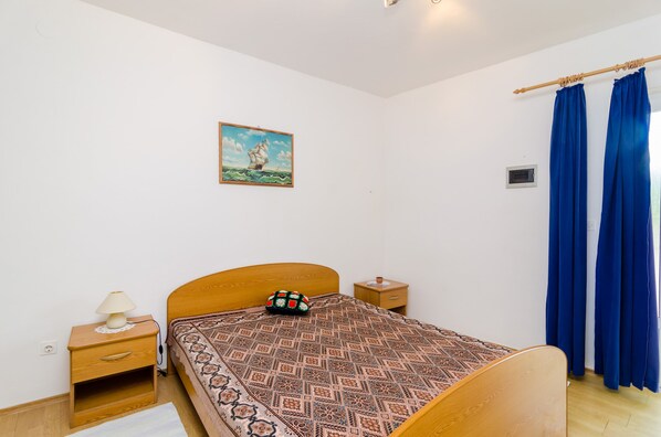 Iron/ironing board, Internet, bed sheets - Apartments Rašica Molunat - Basic Studio (Molunat)