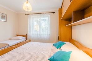 1 slaapkamer, een strijkplank/strijkijzer, internet, beddengoed