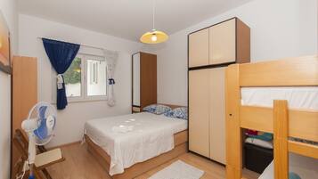 3 bedrooms, iron/ironing board, internet, bed sheets