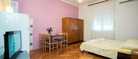 1 bedroom, iron/ironing board, internet, bed sheets