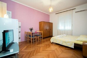 1 bedroom, iron/ironing board, Internet, bed sheets