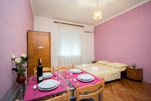 1 bedroom, iron/ironing board, internet, bed sheets