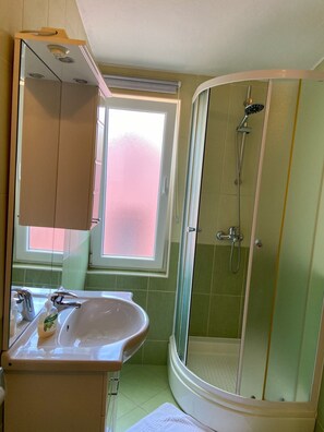Dusche, Haartrockner, Handtücher