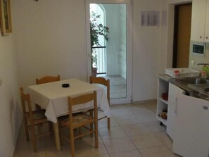 Dining - Apartments Boguvila - Two-Bedroom Economy Apartment with Terrace (Supetar)