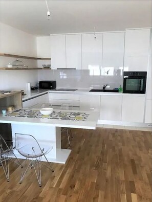 Réfrigérateur, four à micro-ondes, un four, surface de cuisson