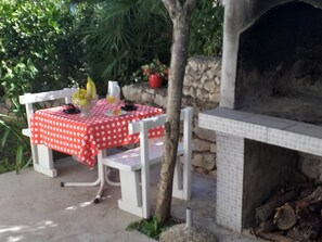 Outdoor dining - Apartments Paolo- Comfort One Bedroom Apartment with Terrace and Sea View(A2+2) LILIJAN (Maranovici)