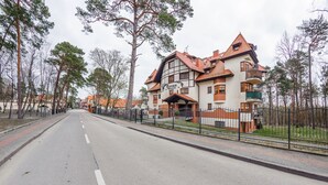 En tvåvåningsbyggnad med en traditionell arkitektonisk stil, med en balkong på andra våningen.