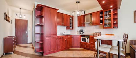 Apartment (3) | Private kitchen | Full-sized fridge, microwave, stovetop, electric kettle