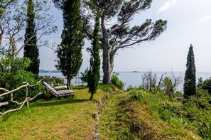 A grassy area with a hammock and a view of the sea. - Color Apartments - Comfort One Bedroom Apartment with Terrace and Partial Sea View (Mlini)