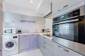 Fridge, microwave, oven, stovetop - Studio Luce Mala (ST) - Studio with Terrace (Split)