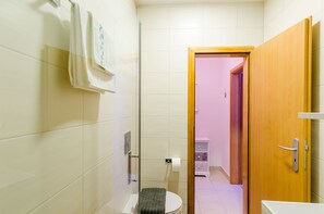 Badewanne, Haartrockner, Handtücher