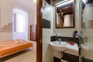 Strykejern/-brett, wi-fi (inkludert) og sengetøy