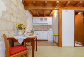 Kjøleskap, mikrobølgeovn, kokeplater og brødrister