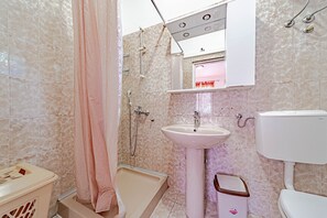 Dusj, hårføner og håndklær