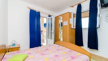 Fer et planche Ă repasser, accĂšs Internet, draps fournis