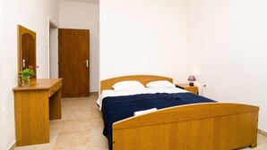A bedroom with a wooden bed, a bedside table, a nightstand, and a mirror. - Guest House Kiko - Studio (A3) (Pomena)