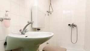 A bathroom with a sink, toilet, and shower. - Guest House Kiko - Studio (A3) (Pomena)