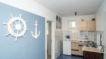 Fridge, cookware/dishes/utensils