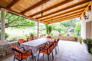 Outdoor dining - Apartment & Rooms Papa - Standard Double Room with Balcony and Partial Sea View (Srebreno)