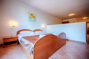 1 chambre, fer et planche Ă repasser, Wi-Fi gratuit, draps fournis