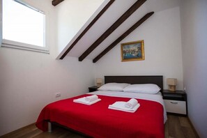 1 chambre, fer et planche à repasser, accès Internet, draps fournis