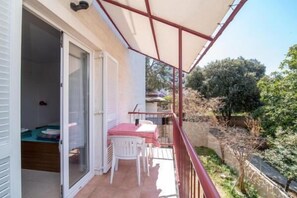 Outdoor dining - Apartments Boguvila - Studio with Terrace (Supetar)