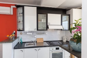 Kühlschrank, Mikrowelle, Ofen, Herdplatte