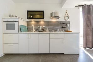 Réfrigérateur, micro-ondes, four, plaque de cuisson