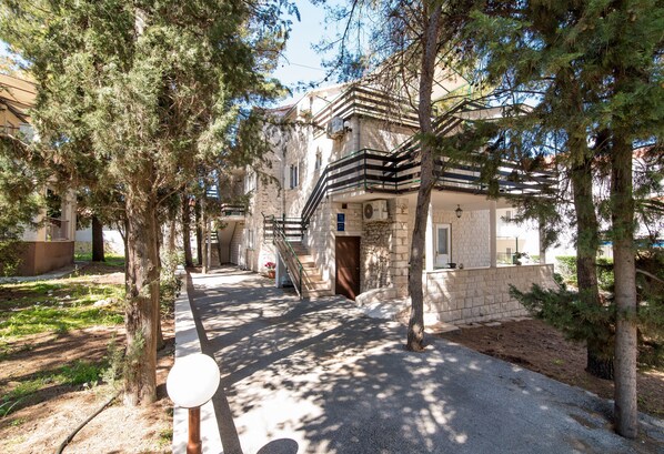 المنشأة من الخارج